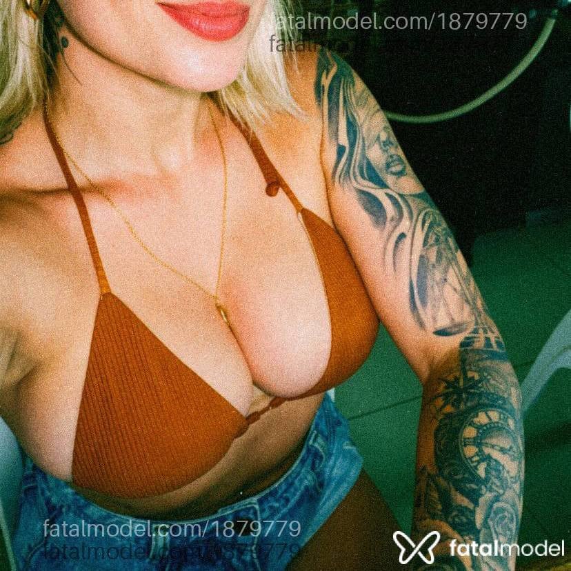 Acompanhante mulher loira (o) de olhos castanhos - Jhady Freitas