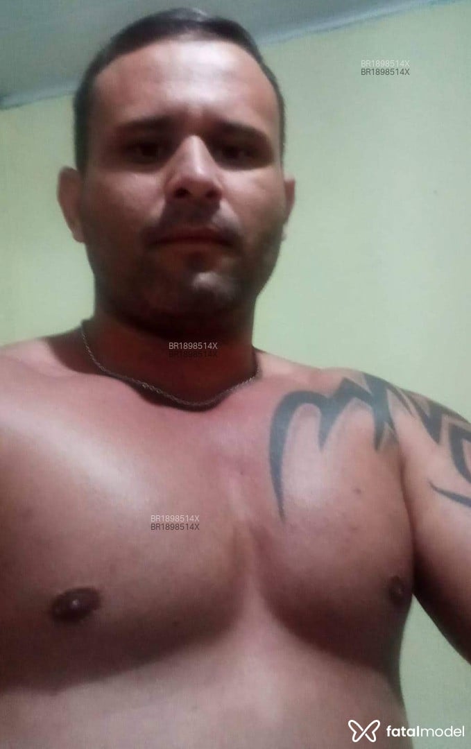 Acompanhante homem com cabelo castanho de olhos verdes - Faire Acompanhante homem com cabelo castanho de olhos verdes - Faire