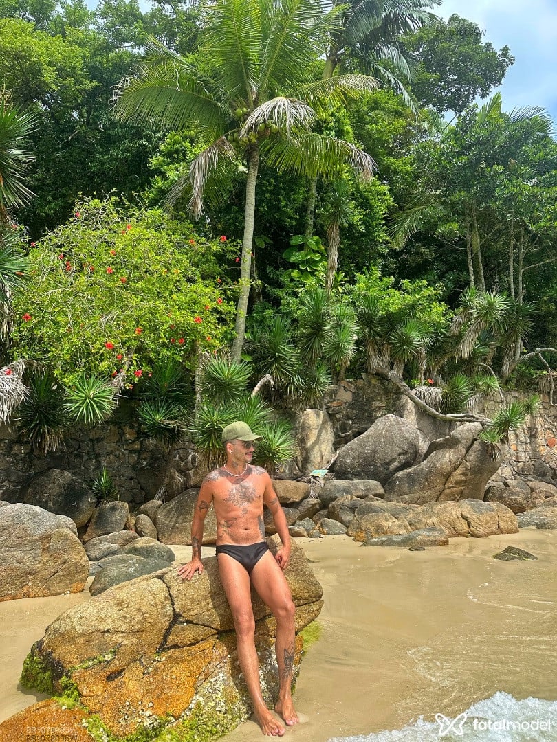 Acompanhante homem com cabelo castanho de olhos castanhos em Florianópolis Acompanhante homem com cabelo castanho de olhos castanhos em Florianópolis - Andfeer