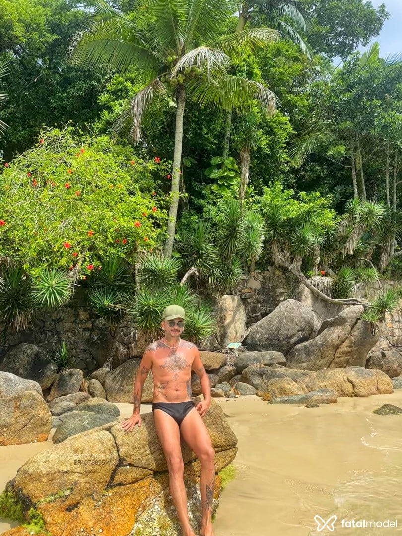 Acompanhante homem com cabelo castanho de olhos castanhos em Florianópolis Acompanhante homem com cabelo castanho de olhos castanhos em Florianópolis - Andfeer