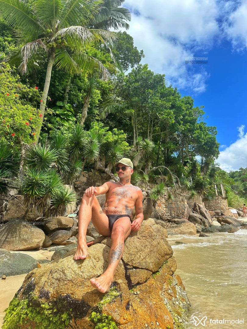 Acompanhante homem com cabelo castanho de olhos castanhos em Florianópolis Acompanhante homem com cabelo castanho de olhos castanhos em Florianópolis - Andfeer