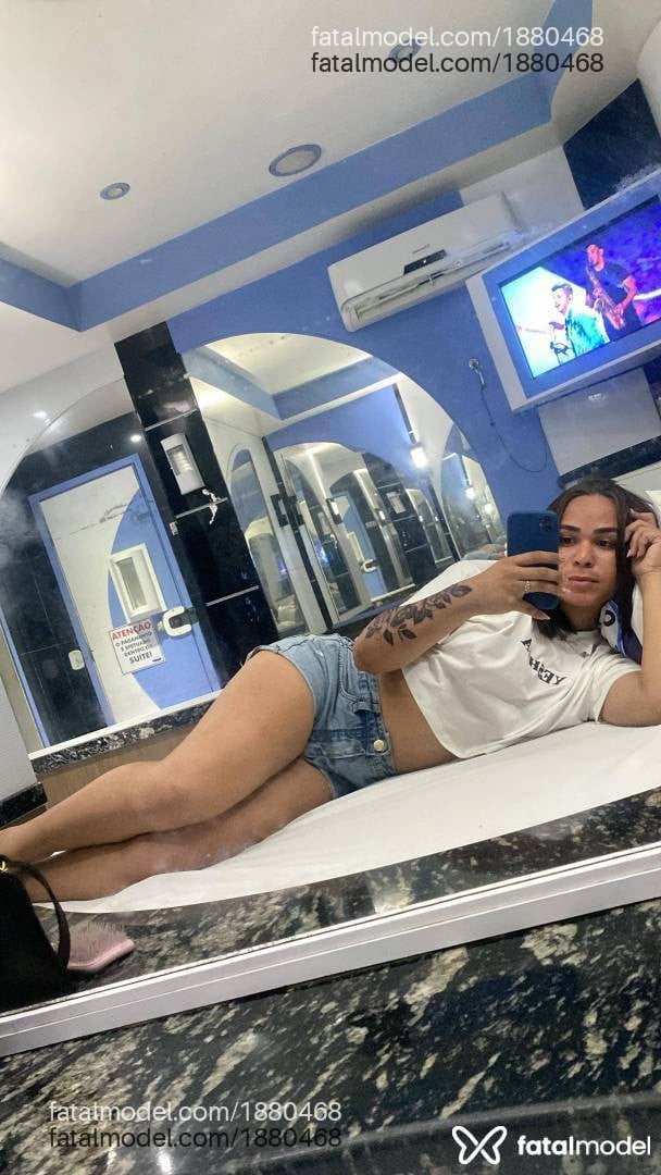 Acompanhante mulher trans com cabelo castanho de olhos castanhos - Beatriz