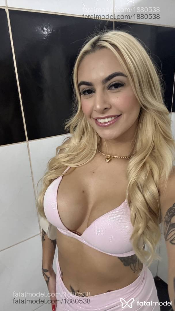 Acompanhante mulher loira (o) de olhos castanhos - Larah Acompanhante mulher loira (o) de olhos castanhos - Larah