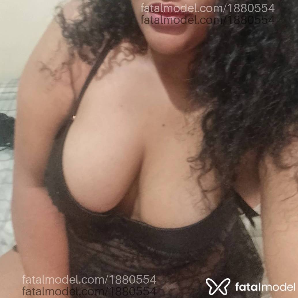 Acompanhante mulher morena (o) de olhos pretos - Maya Bahia