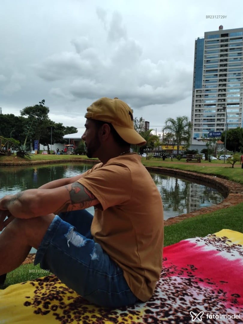 Acompanhante homem com cabelo colorido de olhos castanhos em Anápolis - Hugor