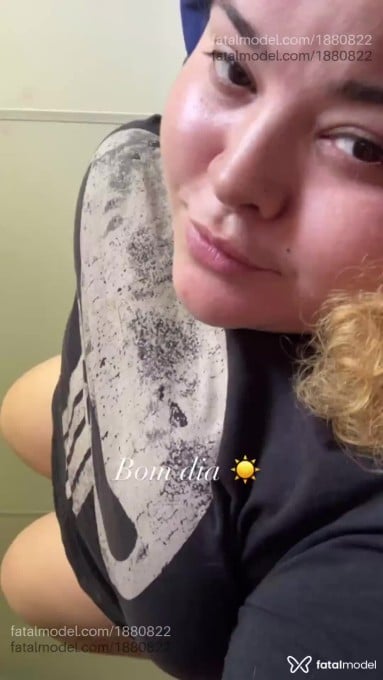 Acompanhante mulher com cabelo colorido de olhos castanhos - Yvi Valentinny Acompanhante mulher com cabelo colorido de olhos castanhos - Yvi Valentinny