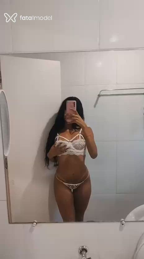 Acompanhante mulher morena (o) de olhos mel - Alizzy