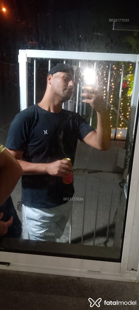 Acompanhante homem com cabelo castanho de olhos castanhos - Ariel Dicaprio Acompanhante homem com cabelo castanho de olhos castanhos - Ariel Dicaprio