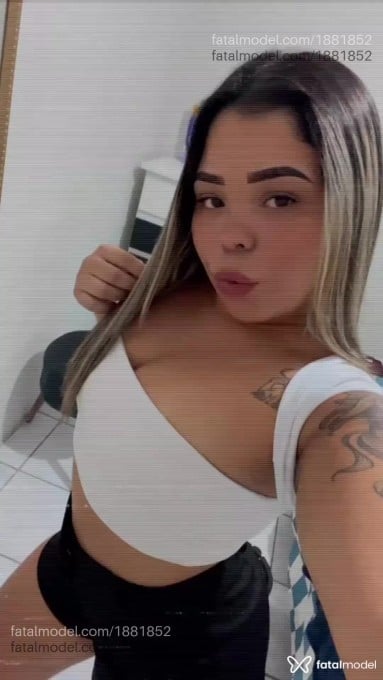 Acompanhante mulher loira (o) de olhos castanhos - Laís