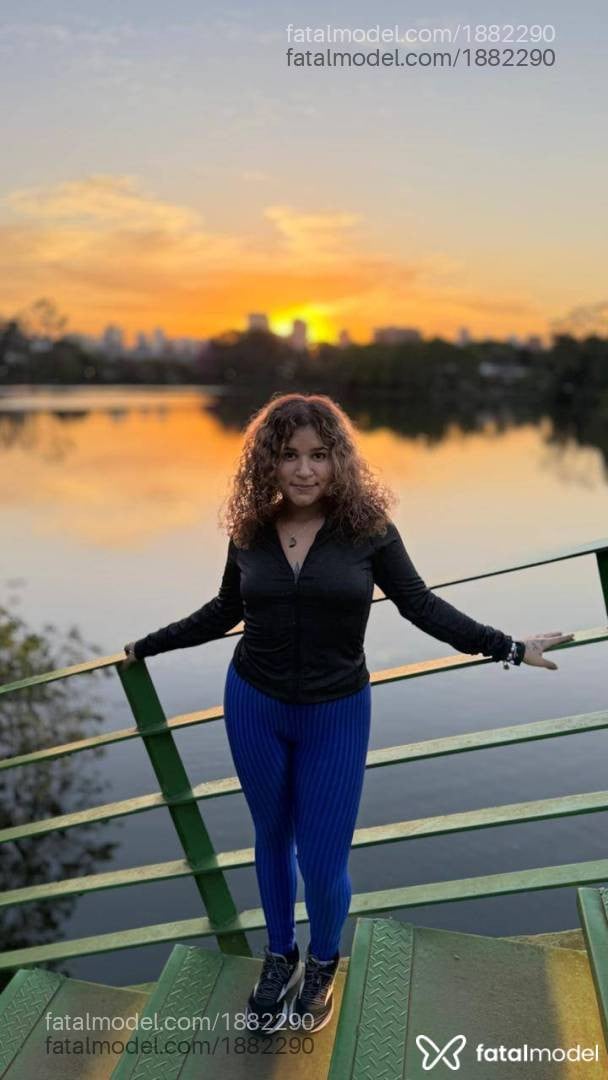 Acompanhante mulher loira (o) de olhos castanhos - Yunea Domme