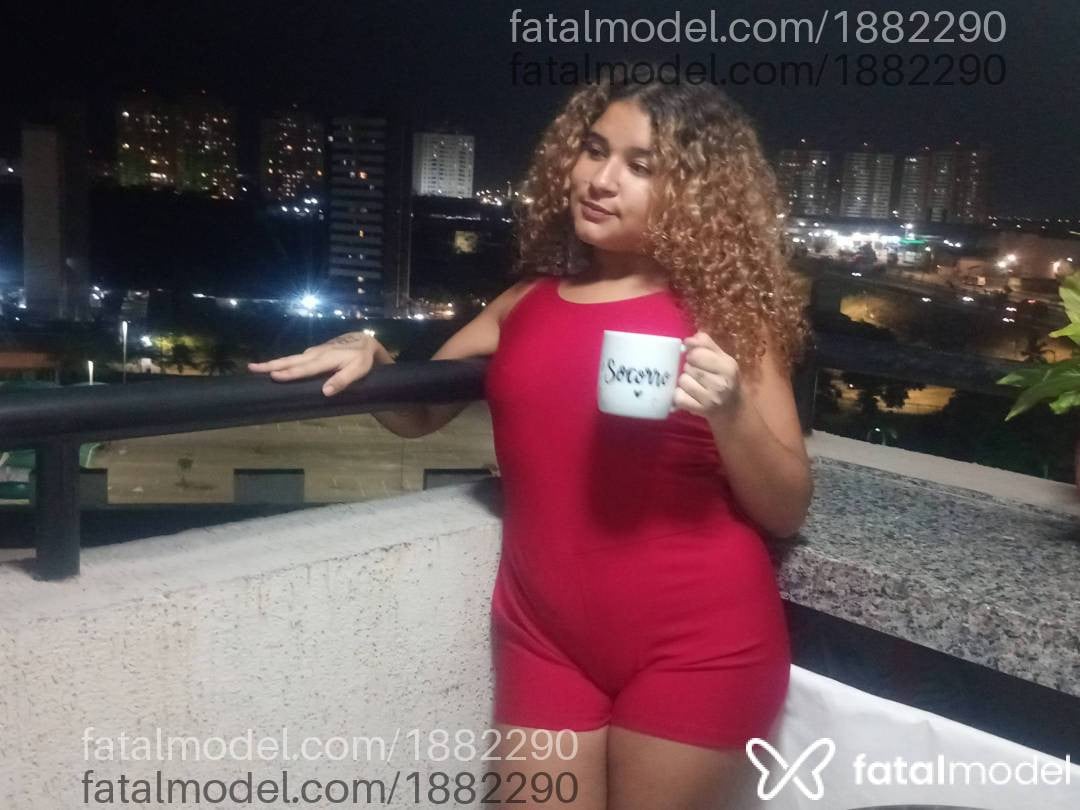 Acompanhante mulher loira (o) de olhos castanhos - Yunea Domme