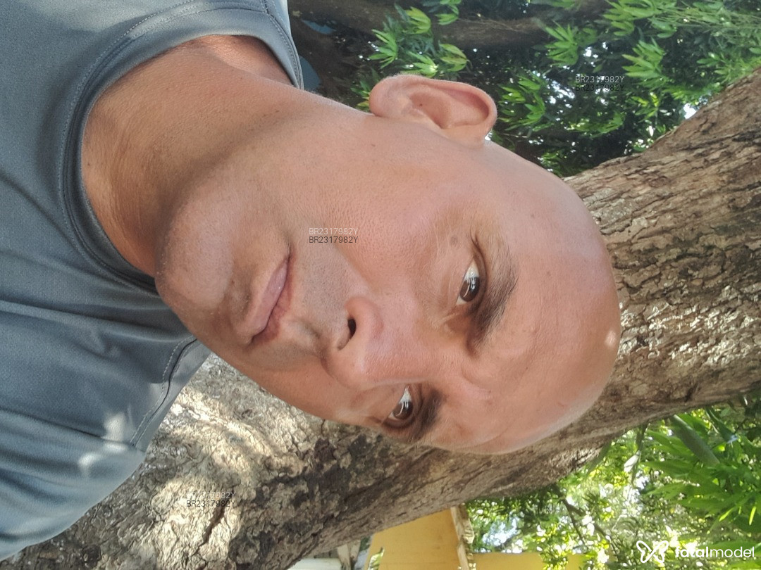 Acompanhante homem sem cabelo de olhos castanhos em Virtual - Serrano