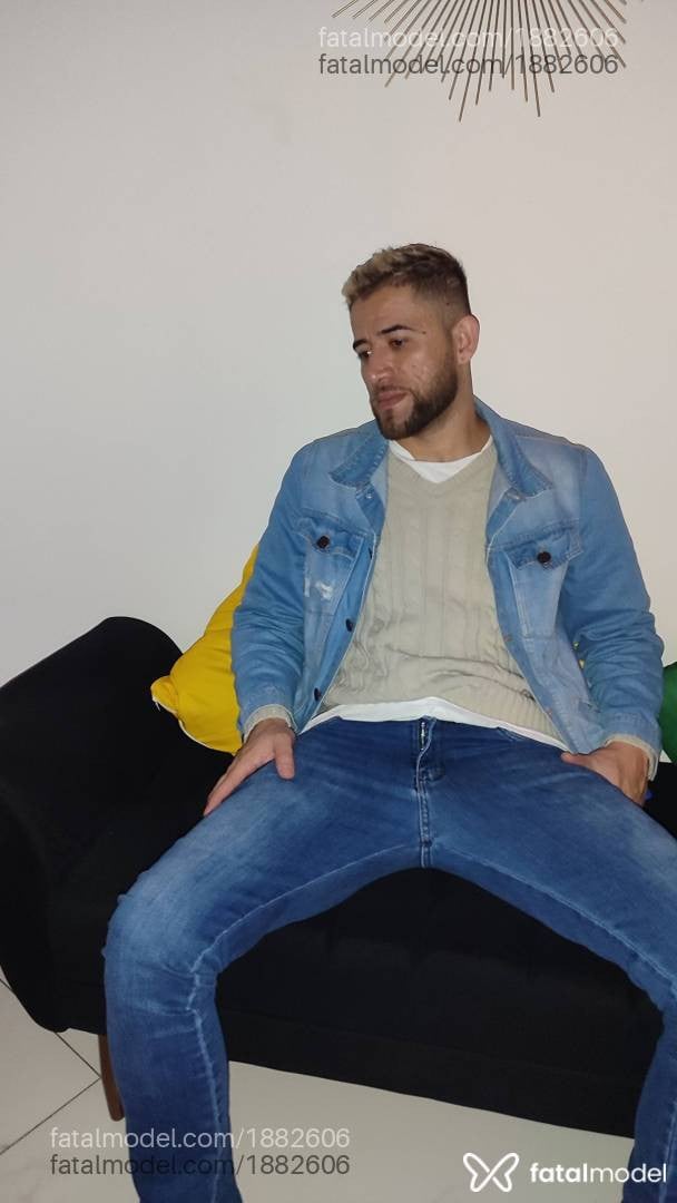 Acompanhante homem com cabelo grisalho de olhos castanhos em Londrina - Robert Grande