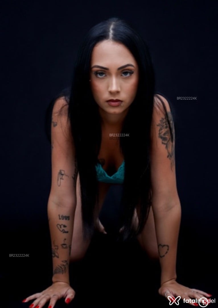 Acompanhante mulher morena (o) de olhos verdes - Mavie