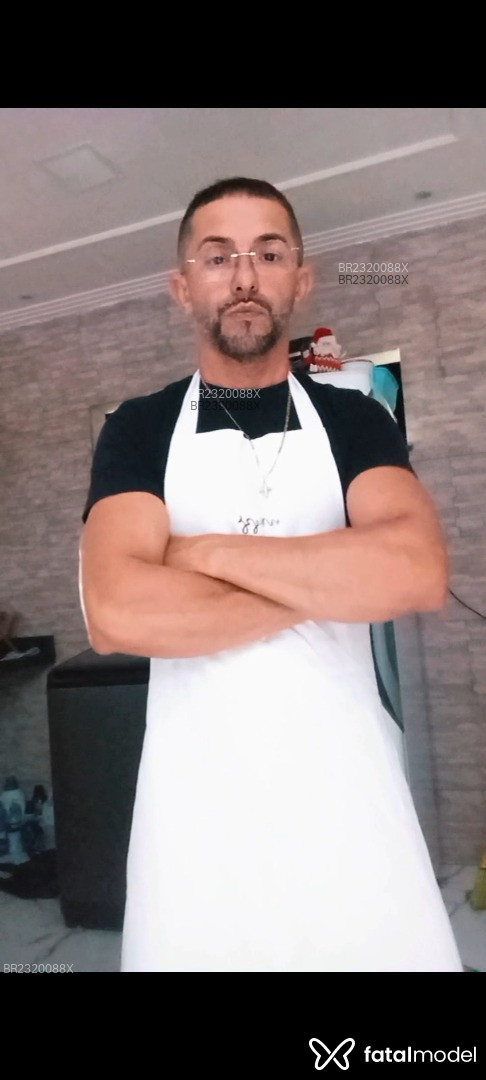Acompanhante homem com cabelo grisalho de olhos pretos em Fortaleza - Orfeu Alpha