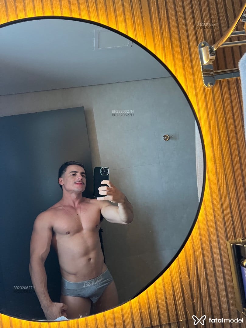 Acompanhante homem com cabelo castanho de olhos castanhos - Davi Parker Acompanhante homem com cabelo castanho de olhos castanhos - Davi Parker