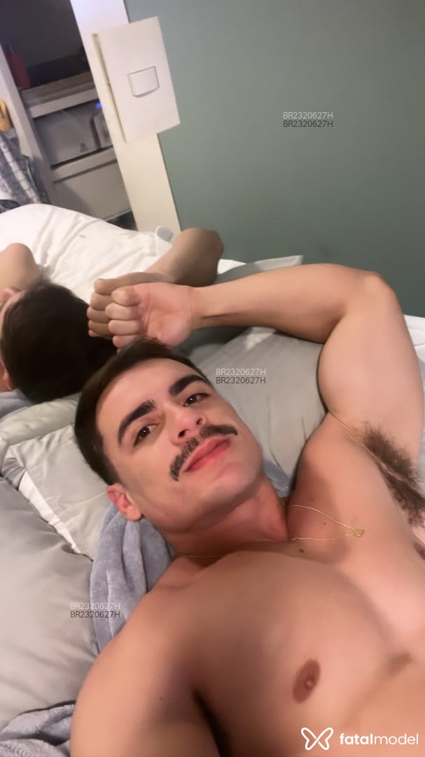 Acompanhante homem com cabelo castanho de olhos castanhos - Davi Parker Acompanhante homem com cabelo castanho de olhos castanhos - Davi Parker
