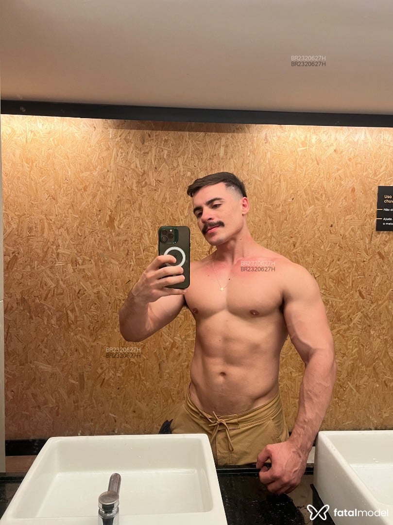 Acompanhante homem com cabelo castanho de olhos castanhos - Davi Parker Acompanhante homem com cabelo castanho de olhos castanhos - Davi Parker