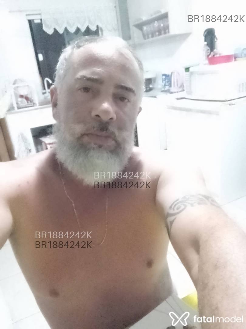 Acompanhante homem com cabelo grisalho de olhos castanhos em Virtual Acompanhante homem com cabelo grisalho de olhos castanhos em Virtual - Valter