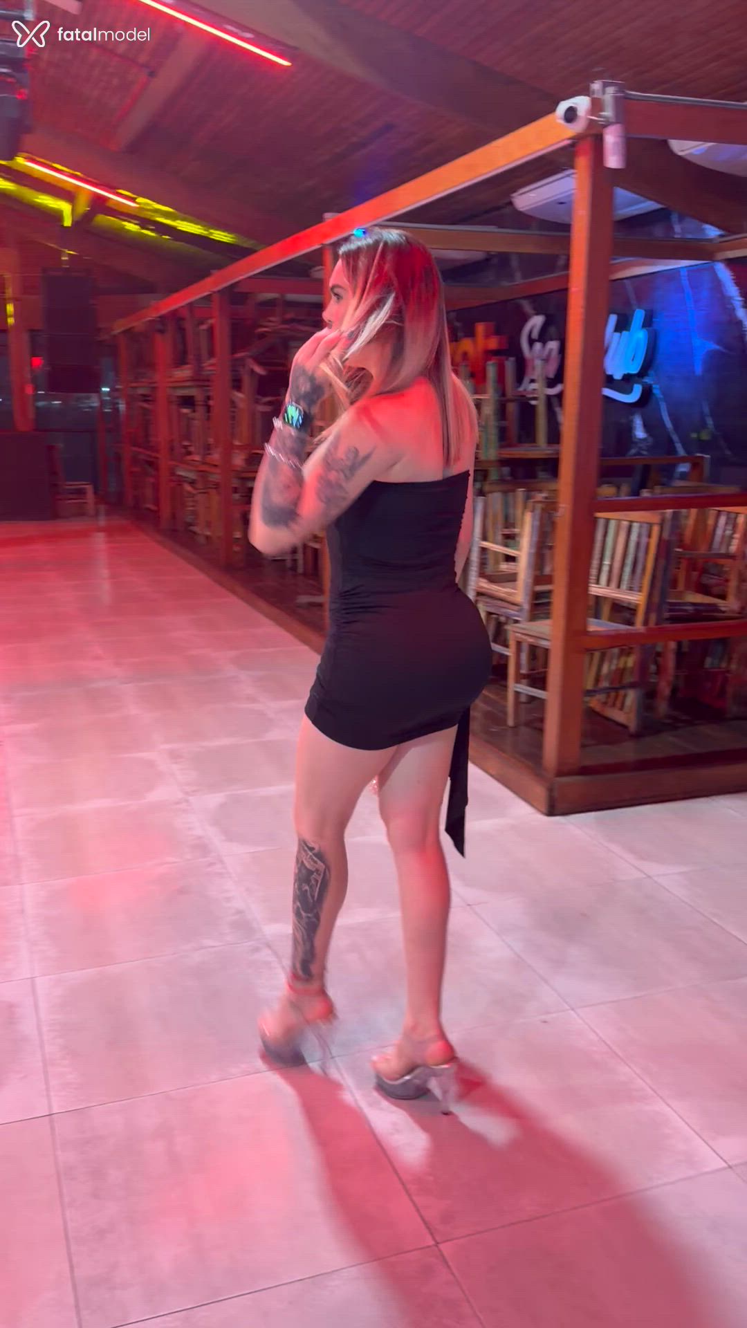 Acompanhante mulher trans loira (o) de olhos castanhos - Larissa Mattarazzo