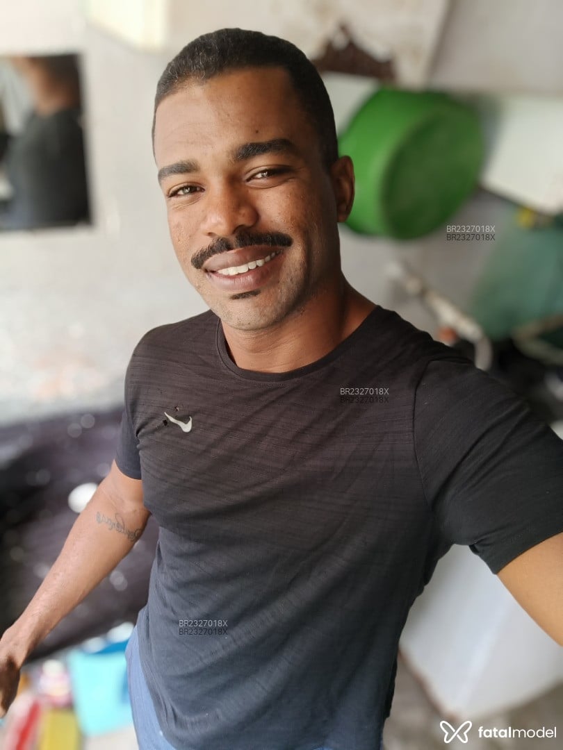 Acompanhante homem com cabelo castanho de olhos castanhos - Retinto Acompanhante homem com cabelo castanho de olhos castanhos - Retinto