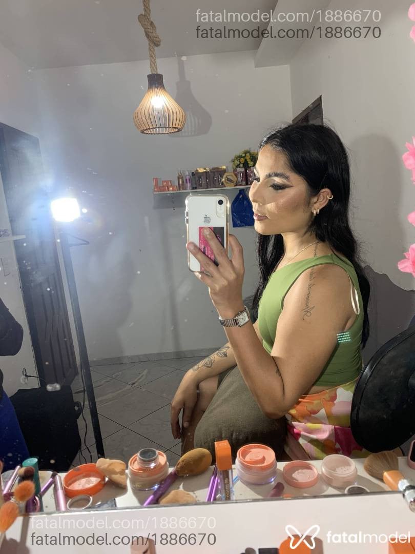 Acompanhante mulher trans morena (o) de olhos castanhos - Agatha