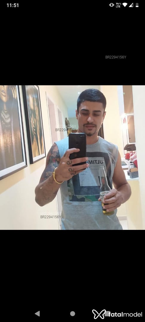 Acompanhante homem com cabelo castanho de olhos verdes em Virtual Acompanhante homem com cabelo castanho de olhos verdes em Virtual - Vitor Rocha