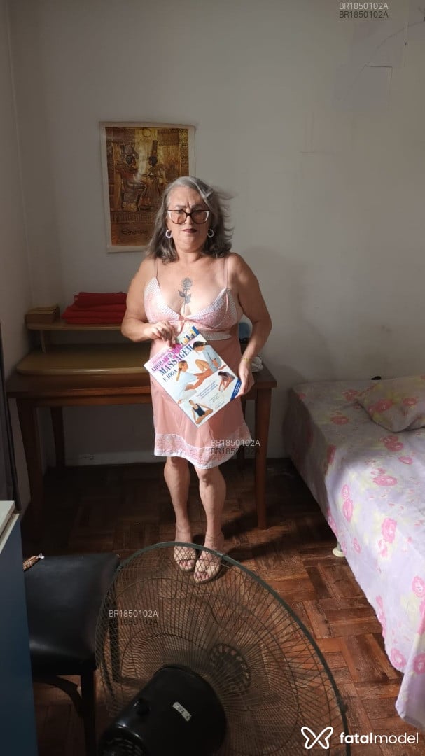 Acompanhante mulher com cabelo grisalho de olhos verdes em Porto Alegre - Cleudete Ficagna