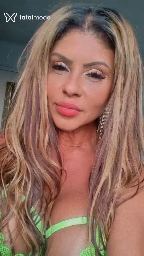 Acompanhante mulher com cabelo colorido de olhos castanhos - Mikaella Carvalho