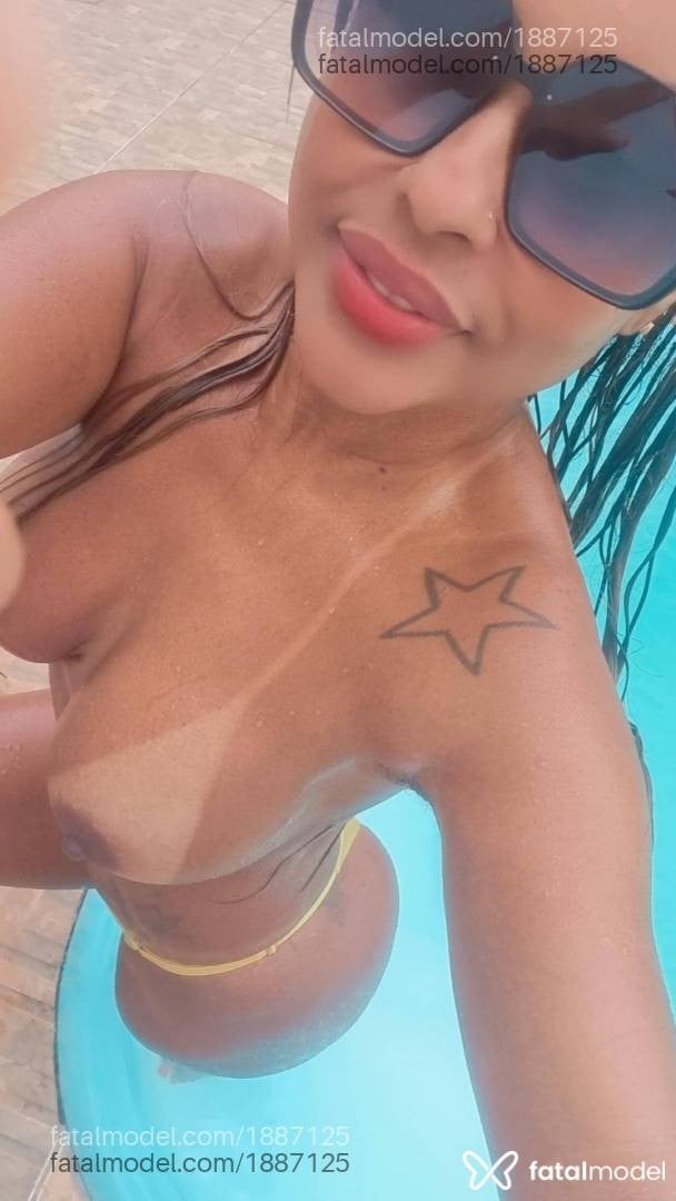 Acompanhante mulher com cabelo colorido de olhos castanhos - Mikaella Carvalho