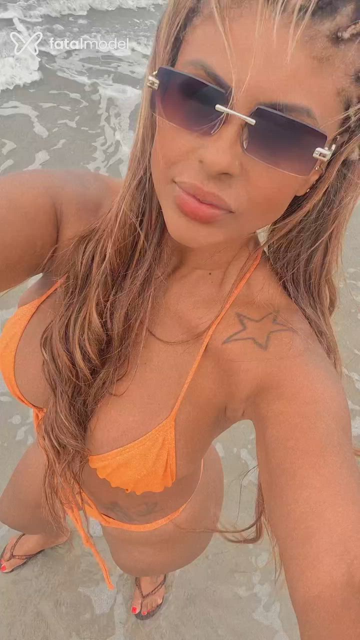 Acompanhante mulher com cabelo colorido de olhos castanhos - Mikaella Carvalho