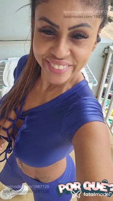 Acompanhante mulher com cabelo colorido de olhos castanhos em Umuarama - Mikaella Carvalho