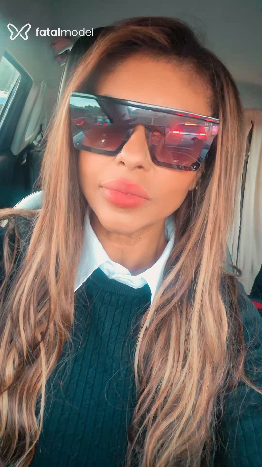 Acompanhante mulher com cabelo colorido de olhos castanhos - Mikaella Carvalho