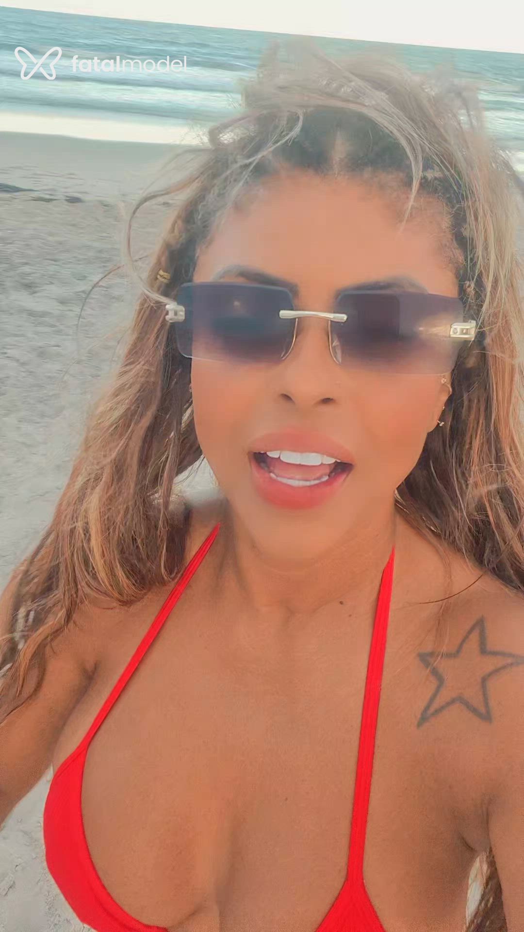 Acompanhante mulher com cabelo colorido de olhos castanhos - Mikaella Carvalho