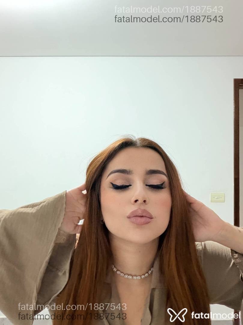 Acompanhante mulher ruiva (o) de olhos mel - Ariella Fox
