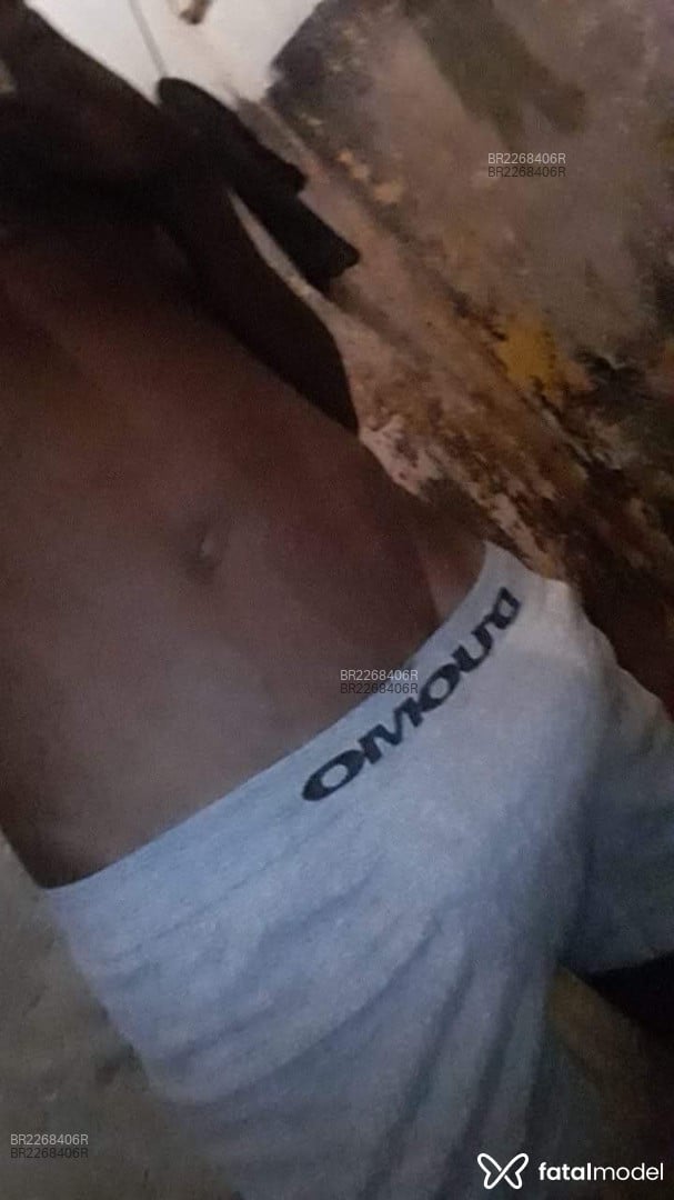 Acompanhante homem morena (o) de olhos castanhos - Preto Acompanhante homem morena (o) de olhos castanhos - Preto