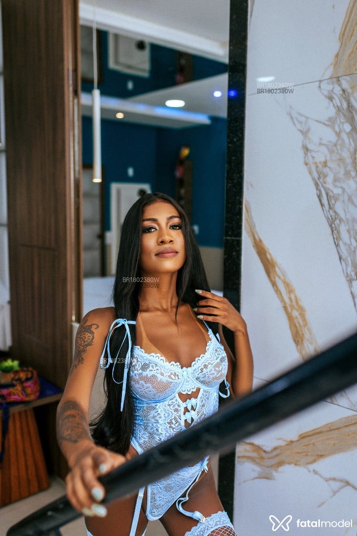 Acompanhante mulher com cabelo castanho de olhos castanhos em Cariacica Acompanhante mulher com cabelo castanho de olhos castanhos em Cariacica - Melissa Menezes