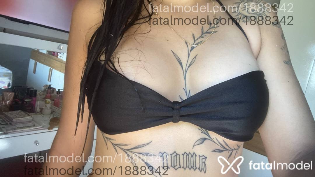 Acompanhante mulher morena (o) de olhos castanhos - Celine Fontaine