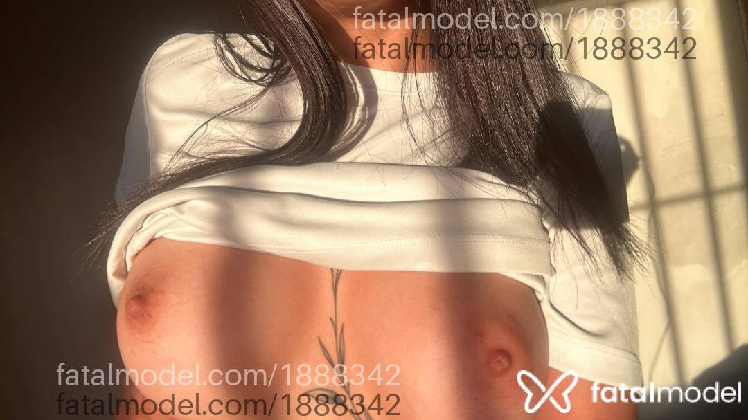 Acompanhante mulher morena (o) de olhos castanhos - Celine Fontaine