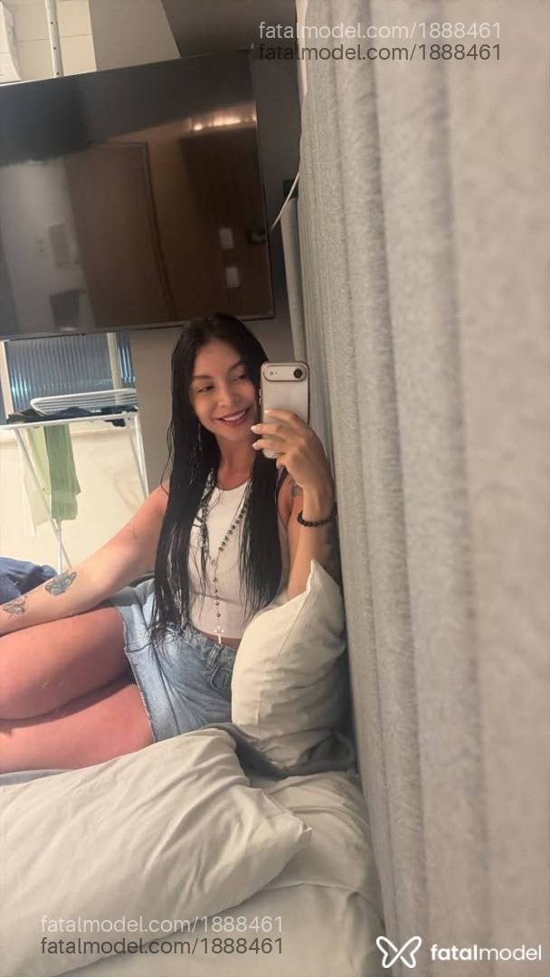 Acompanhante mulher com cabelo castanho de olhos castanhos - Laranjinha