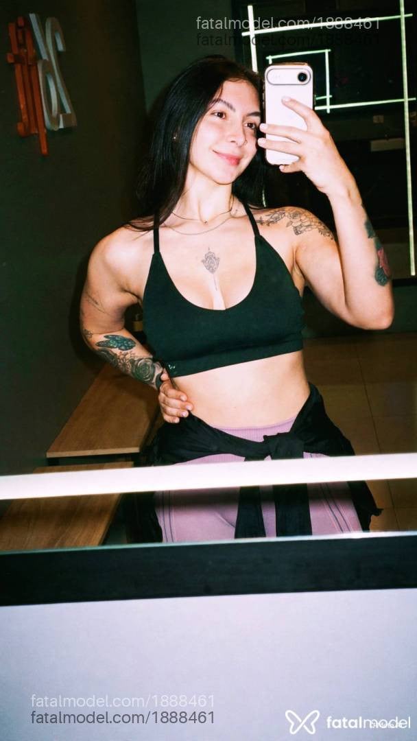Acompanhante mulher com cabelo castanho de olhos castanhos - Laranjinha