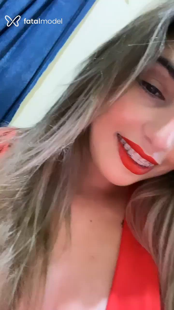 Acompanhante mulher loira (o) de olhos castanhos - Tainá