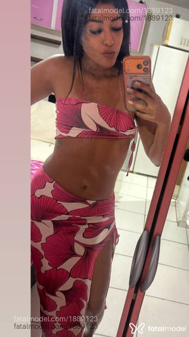Acompanhante mulher morena (o) de olhos pretos - Karol