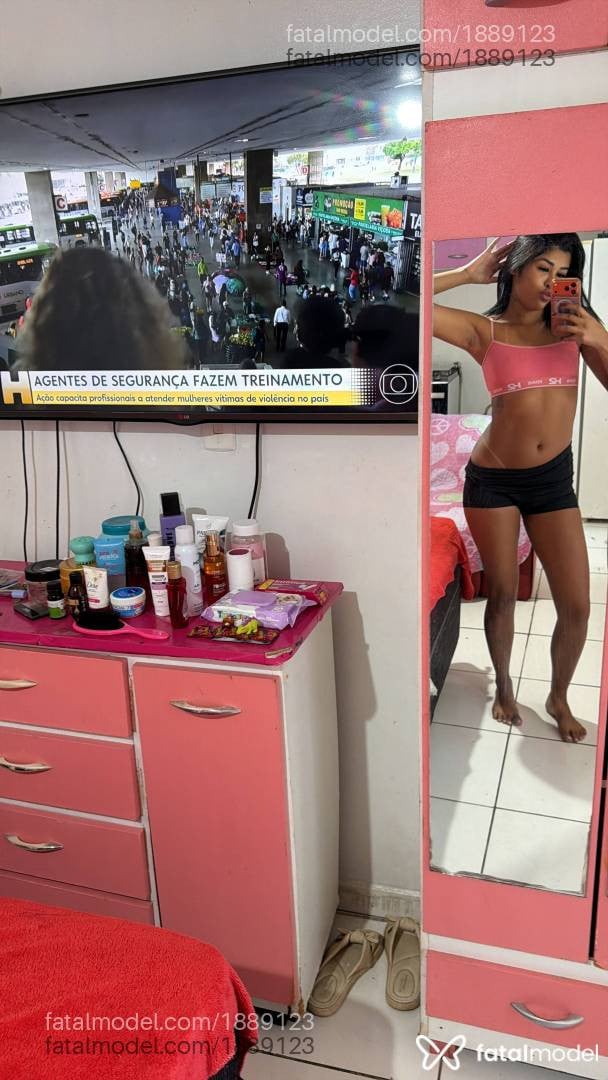 Acompanhante mulher morena (o) de olhos pretos - Karol