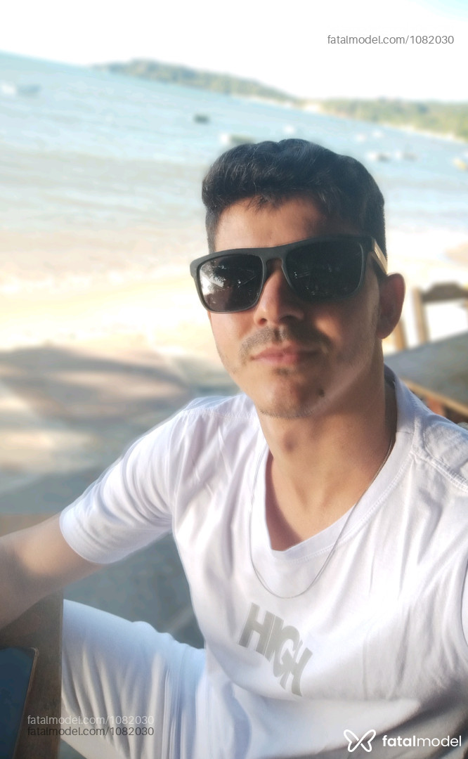 Acompanhante homem com cabelo castanho de olhos pretos em Armação dos Búzios - Heytor