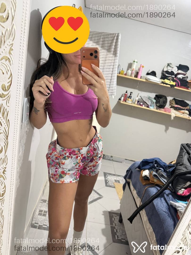 Acompanhante mulher loira (o) de olhos castanhos - Larissa