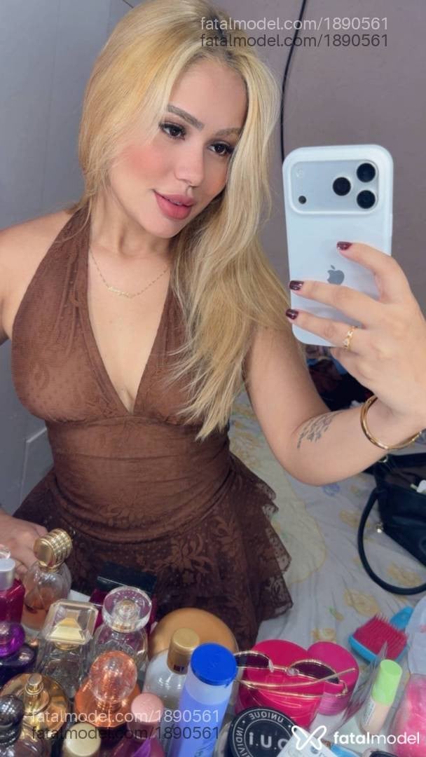 Acompanhante mulher loira (o) de olhos pretos - Julie Morais