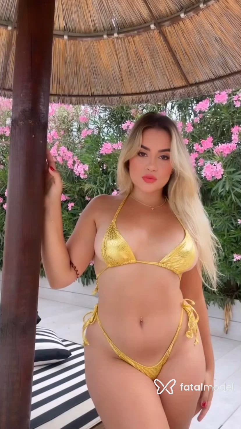 Acompanhante mulher loira (o) de olhos castanhos - Larissa Cardoso