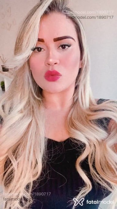 Acompanhante mulher loira (o) de olhos castanhos em Juína - Larissa Cardoso