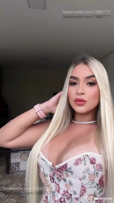 Acompanhante mulher loira (o) de olhos castanhos em Juína - Larissa Cardoso